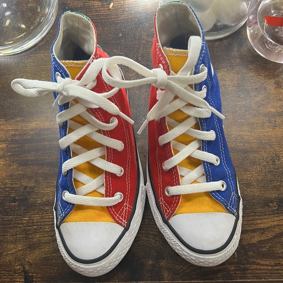 Red & blue converse kid’s size 1 my daughter wears a 2 and fit her perfect ‼️ - Picture 3 of 7